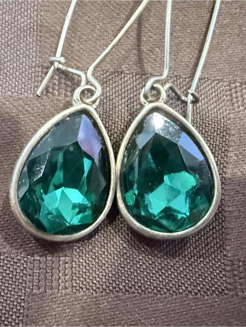 Vintage-Style Green
Glass Teardrop Dangle Earrings